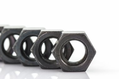 Metal fındık kadar kapatın.