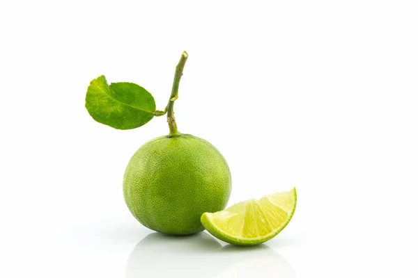 Limefrukterna hela och segment. — Stockfoto