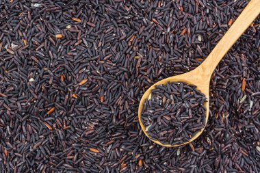 bir tahta kaşık pirinç berry.