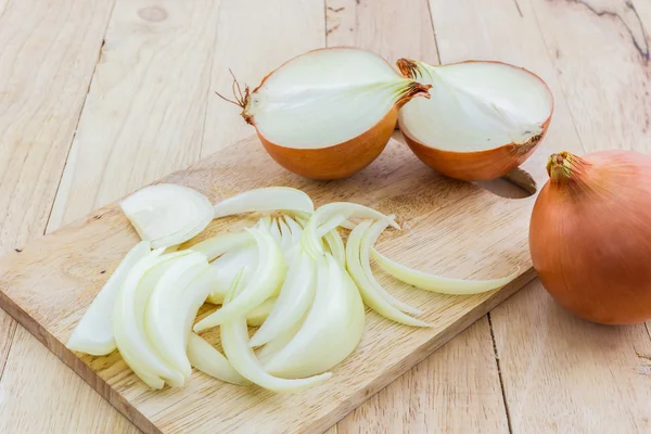 Cebollas enteras y en rodajas . — Foto de Stock