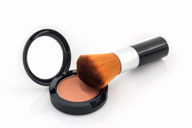 Yüz pudrası ve makyaj fırça closeup.