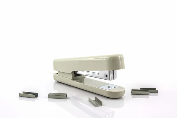 Stapler bianco con fili di graffette . — Foto Stock