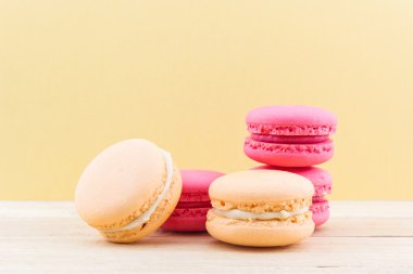 güzel ve renkli Fransızca macaroons veya macaron.