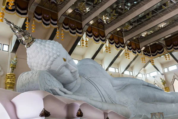 Marmor einer liegenden Buddha-Statue im Tempel von Watpaphukon, Asien — Stockfoto
