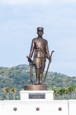 Ratchapak Park ve yedi eski Tay Kral heykelleri.