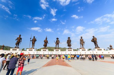 Ratchapak Park ve yedi eski Tay Kral heykelleri.