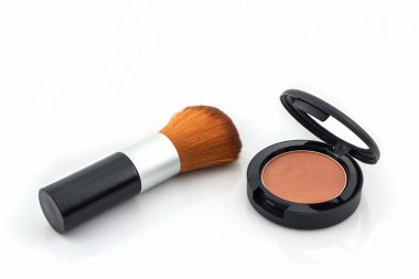 Yüz pudrası ve makyaj fırça closeup.