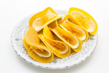 beyaz zemin üzerinde antik Taylandlı çıtır gözleme.