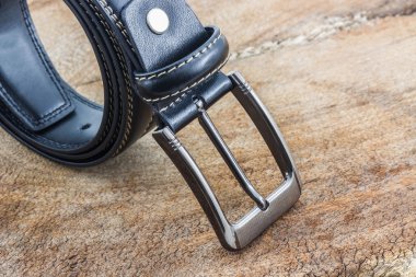 Siyah deri kemer erkekler için.