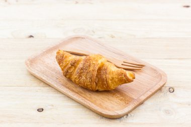 Ahşap plaka taze kruvasan.