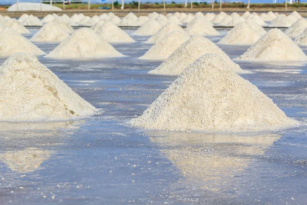 Hoop zeezout in zout boerderij klaar voor oogst. — Stockfoto