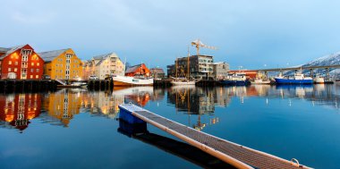 tromso cityscape havadan görünümü alacakaranlıkta Norveç