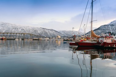 tromso cityscape havadan görünümü alacakaranlıkta Norveç