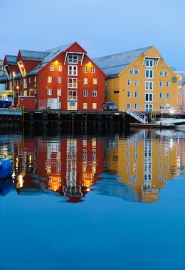 tromso cityscape havadan görünümü alacakaranlıkta Norveç