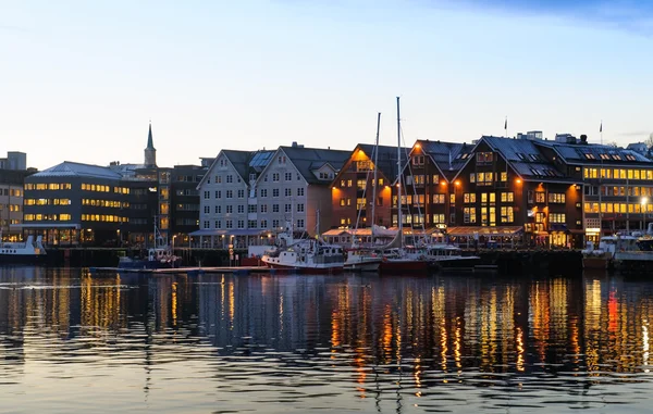 在特罗姆瑟城市景观鸟瞰黄昏挪威 — 图库照片