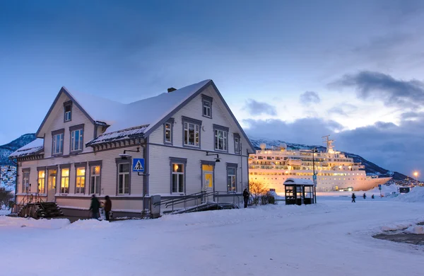 Vista aérea de la ciudad de Tromso al atardecer Troms Noruega — Foto de Stock