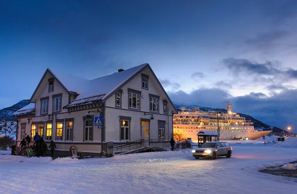 Letecký pohled na panoráma města tromso v soumraku troms, Norsko — Stock fotografie