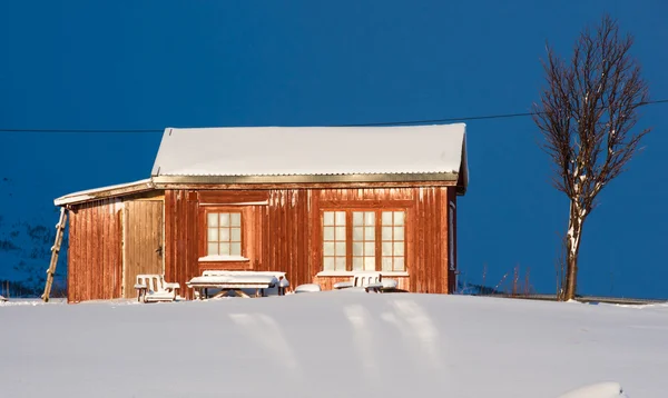 La casa solitaria arrojada.Costa del Mar de Noruega —  Fotos de Stock