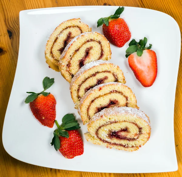 İsviçre rulo ile çilek reçeli