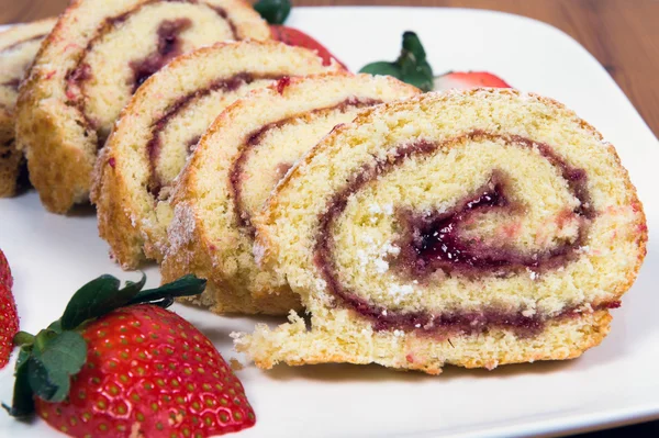 İsviçre rulo ile çilek reçeli