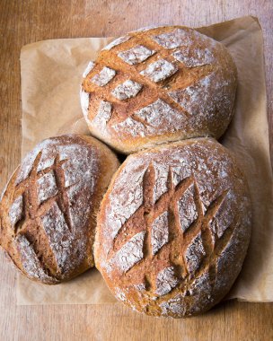 Bir somun taze ekmek.