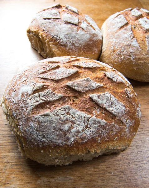 Буханка свежеиспеченного хлеба — стоковое фото