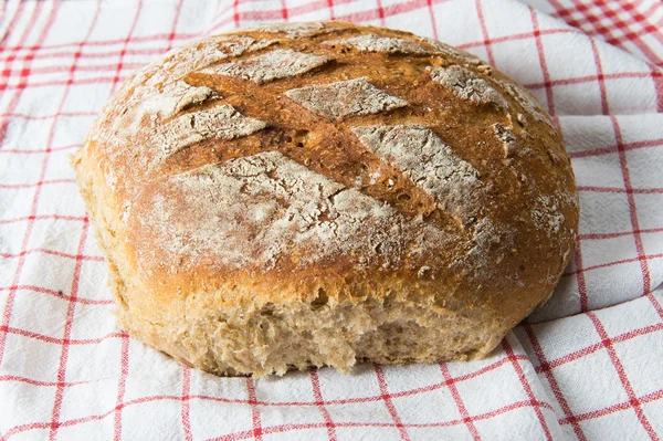 Bir somun taze ekmek.