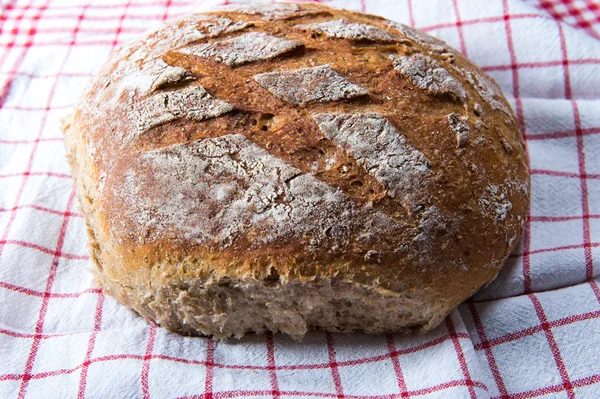 Bir somun taze ekmek.