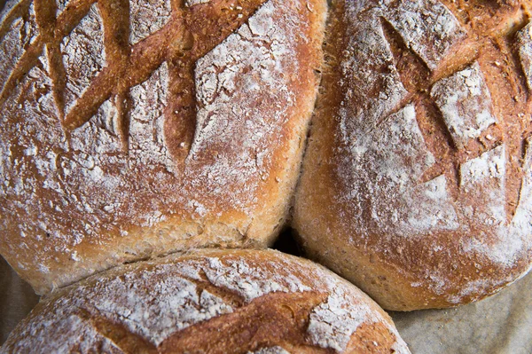 Буханка свежеиспеченного хлеба — стоковое фото