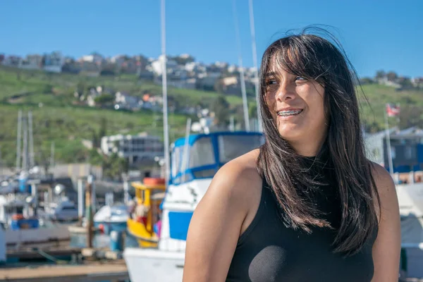 Portret Van Mooie Spaanse Vrouw Glimlachend Zeehaven — Stockfoto