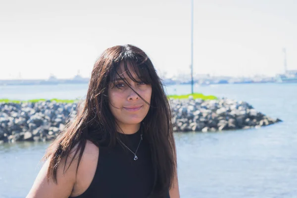 Mooi Latin Meisje Glimlachen Het Strand — Stockfoto