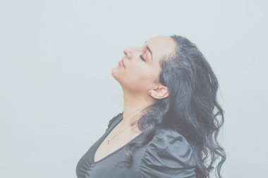 Rahatlama ve şehvet pozu veren güzel genç bir kadın.