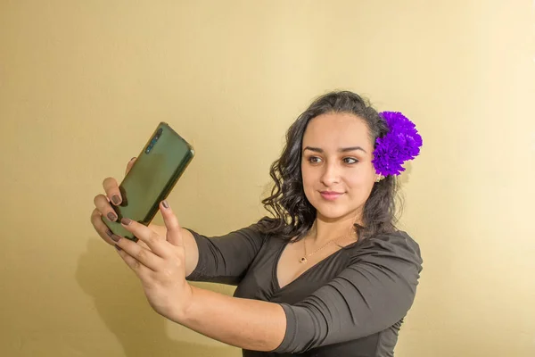 Hermosa Sensual Joven Hispana Sonriendo Tomando Una Selfie — Foto de Stock