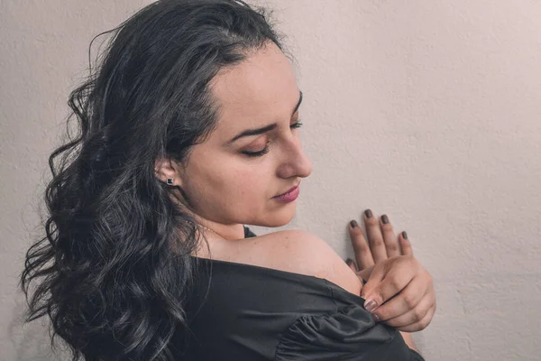 Şehvetli Pozlarda Güzel Latin Bir Genç Kadın — Stok fotoğraf