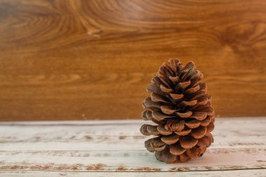 Vintage tahtalarında çam kozalağı olan noel konsepti