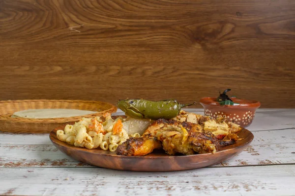 Biberli kızarmış tavuk ve tortilla. Geleneksel Meksika yemeği.
