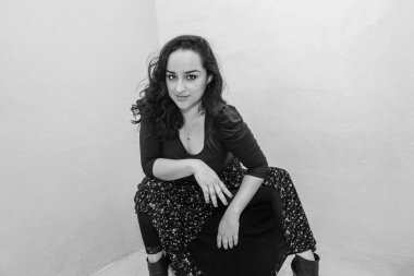 Güzel İspanyol kadın. Meksikalı kadının şehvetli pozlardaki siyah beyaz fotoğrafı.