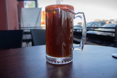 Michelada. Kavanozda domates suyu olan Meksika tarzı bira.