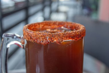 Michelada 'ya yaklaş. Kavanozda domates suyu olan Meksika tarzı bira.