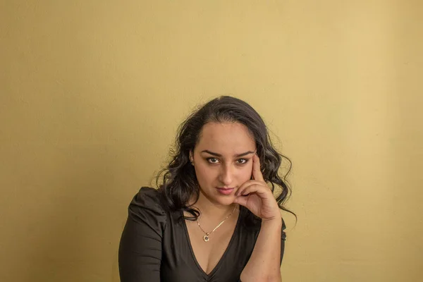 美しいヒスパニック系の女性 メキシコ人女性の知的ポーズの肖像画 — ストック写真