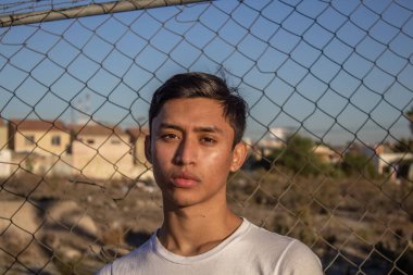 İlham verici bakışları olan İspanyol bir gencin portresi. Meksikalı genç