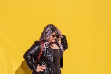 Güzel ve şehvetli bir kadın izole edilmiş poz veriyor. Latin kadın.