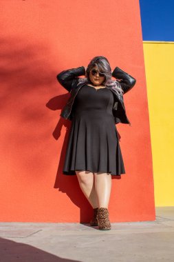 Güzel ve şehvetli bir kadın izole edilmiş poz veriyor. İspanyol kadın.