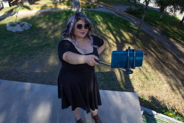 Schöne Und Modische Dicke Frau Die Ein Selfie Park Macht — Stockfoto