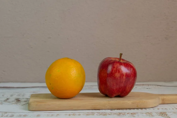 Manzana Naranja Roja Sobre Tablas Vintage Frutas Alimentos Saludables — Foto de Stock