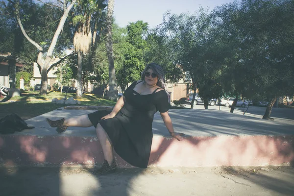 公園に座っている美しいぽっちゃりモデルの肖像画 メキシコ人女性 — ストック写真
