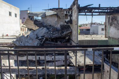 Molozların içinde duvarları olan yangın tarafından tahrip edilen evin kalıntıları.