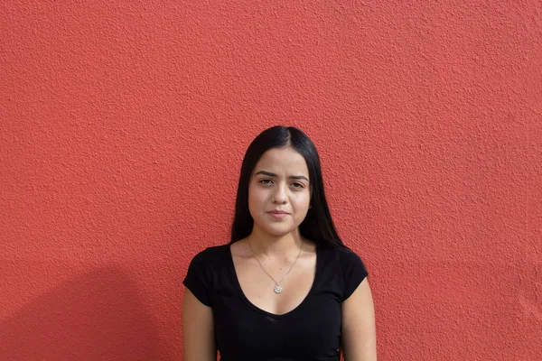 Retrato Una Joven Mexicana Con Pelo Largo Sobre Fondo Rojo —  Fotos de Stock