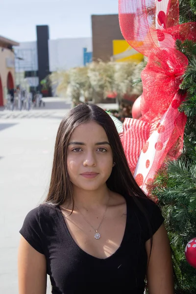 Portret Van Mooie Jonge Spaanse Vrouw Naast Kerstboom — Stockfoto