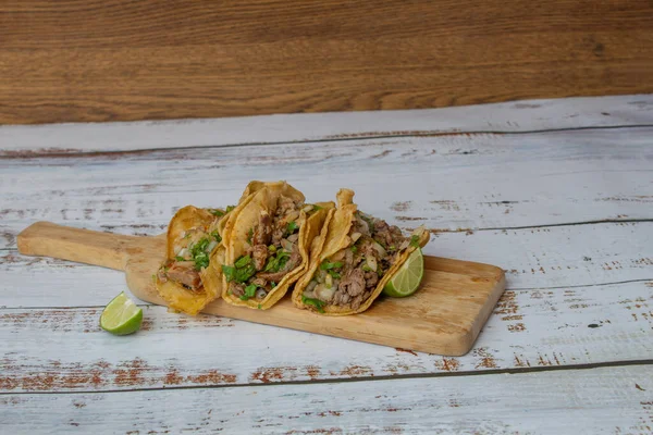 Meksika birria tacoları, salsa soslu ve kişniş soslu. Meksika yemeği.